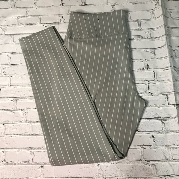 Worthington Pants - Worthington Pull On Skinny Sits at Waist Gray White Stripe Size 12